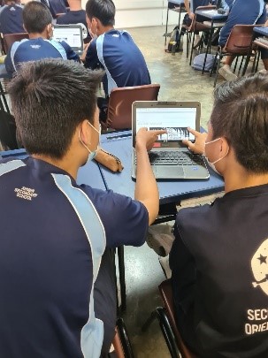 SS students learning about political cartoon.jpg
